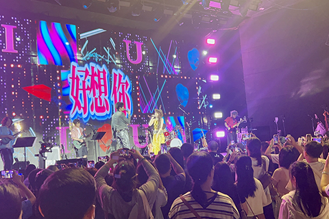 ◎ 馬來西亞歌手朱主愛「三分之一」巡迴音樂會海口站在椰城唱響。(中新社記者 符宇群 攝)
