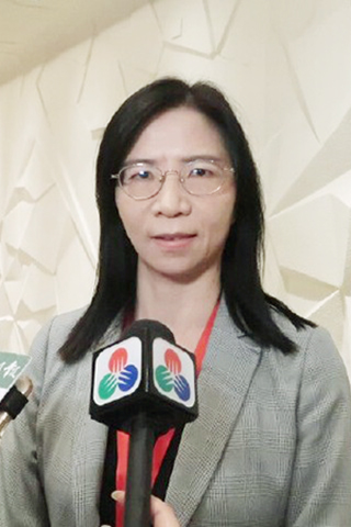 ◎ 衛生局疾病預防及控制中心主任梁亦好接受採訪。