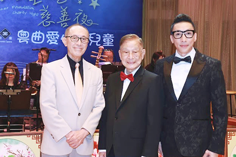 ◎ 毛俊輝(左一)任朱慶祥(中)的申請健力士紀錄見證人,與其徒弟煒唐(右-)合照留念。