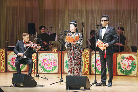 ◎ 朱慶祥老師以音樂領導身份用小提琴伴奏《再世紅梅記之脫阱救裴》演出,演出者為朱老師學生煒唐與甘何淑儀。