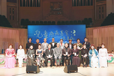 ◎ 朱慶祥老師與一眾粵劇名伶、商紳及閨秀,齊心協力為兒童癌病基金慈善夜籌得過百萬善款,福有攸歸。前排左起:鄧美玲、凌燕儀、甘何淑儀、庾艷霞、朱慶祥、李志光(兒童癌病基金主席)、龍貫天、楊少蓮、呂珊、李鳳、莊婉仙;後排左起:陳定邦、彭錦信、關煒聰、煒唐、溫鑑銘、林群翎、林瑋婷、杜詠心。