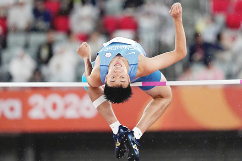 ◎ 九月二十六日,中國台北選手卓家玄在比賽中。亞運會田徑項目男子十項全能跳高比賽在日本名古屋舉行。(新華社記者 賈宇辰 攝)