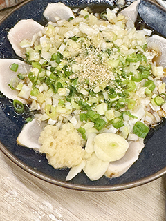 ◎ 雞肉刺身調味儼如白切雞。