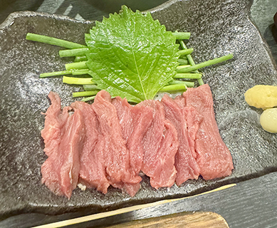 ◎ 馬肉刺身在當地也是常見菜式。