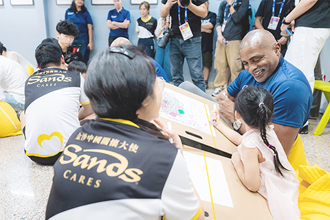 ◎ NBA球星親切關懷小朋友成長。