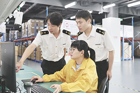 ◎ 中山海關關員指導企業使用保稅ERP監管系統。