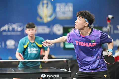 ◎ 十月十九日,中國澳門隊選手陳梓賢發球。他三比二戰勝馬來西亞隊選手葉睿亞洲乒乓球錦標賽在烏茲別克斯坦塔什干開賽。在男子團體小組賽中,中國澳門隊二比三不敵馬來西亞隊。(新華社記者 馮開華 攝)