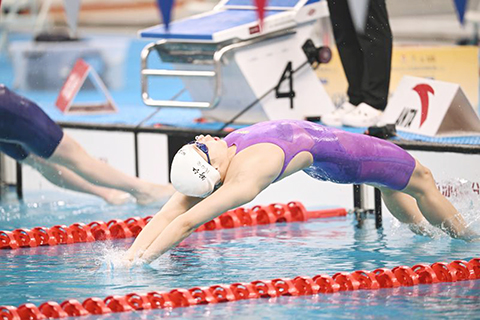 ◎ 十月二十三日,浙江壽仙谷隊選手錢心安在女子一百米仰泳預賽中。最終她晉級半決賽。(華社記者 夏一方 攝)