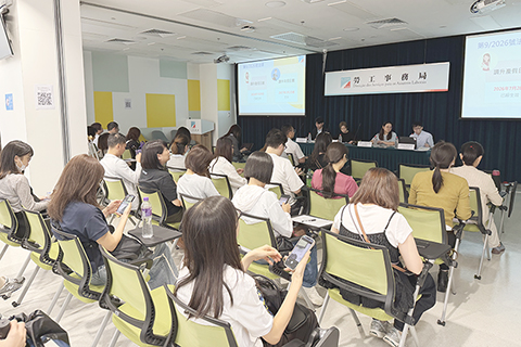 ◎ 勞工局向公眾舉辦修改《勞動關係法》講解會,介紹調升產假及年假日數新規定。