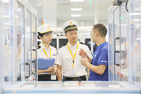 ◎ 拱北海關所屬香洲海關闗員到企業調研。