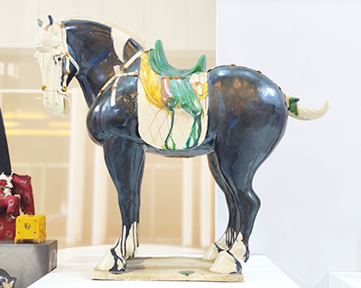 三彩黑釉陶馬
